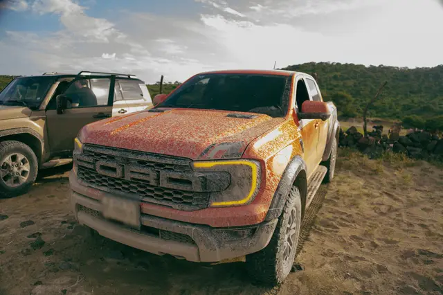 Frente de la Ranger Raptor con luces ámbar encendidas y lodo