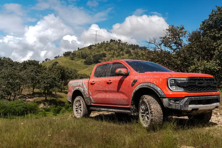 Ranger Raptor con lodo frente a un cerro en Jalisco