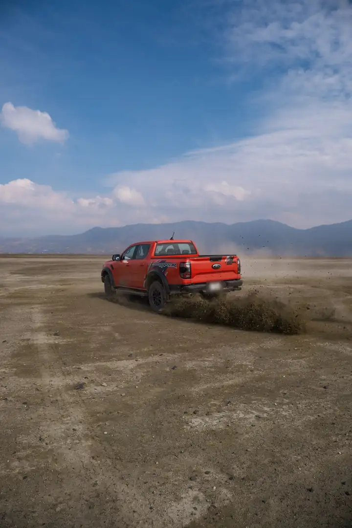 Ford Ranger Raptor Lava Orange de Don Romanov levantando tierra en terracería