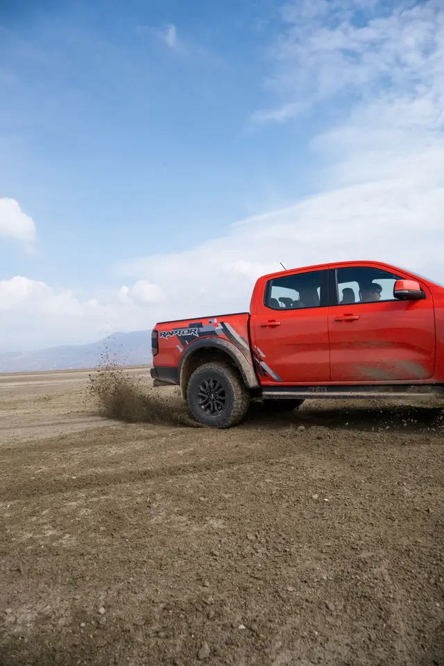Ranger Raptor derrapando sobre tierra
